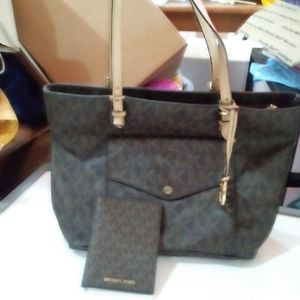 MICHAEL KORS Large Tote & Passport Holder/Wallet